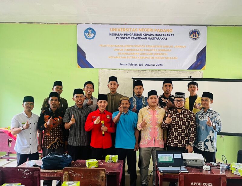 Foto bersama Tim Dosen Departemen Ilmu Agama Islam Fakultas Ilmu Sosial Universitas Negeri Padang (PAI FIS UNP) dengan pendiri, pimpinan, majelis guru, mahasiswa pengabdian, narasumber, serta tendik selingkup MTI Sabilul Jannah. Foto: ist/bandasapuluah.com