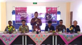 Ketua Komisi Pemilihan Umum (KPU) Kabupaten Pesisir Selatan Aswandi (berdiri)