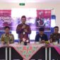 Ketua Komisi Pemilihan Umum (KPU) Kabupaten Pesisir Selatan Aswandi (berdiri)