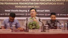 Ketua KPU Pessel Aswandi (tengah)