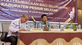 Anggota KPU Pessel Syafrijal Chan (kanan)