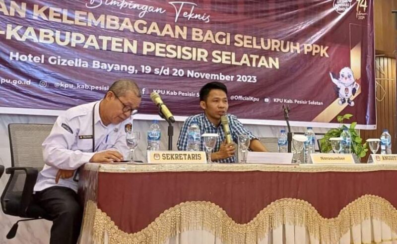 Anggota KPU Pessel Syafrijal Chan (kanan)