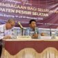 Anggota KPU Pessel Syafrijal Chan (kanan)