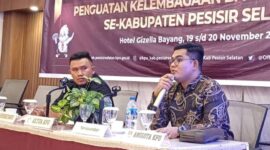 Anggota Komisi Pemilihan Umum (KPU) Kabupaten Pesisir Selatan Dede Desmana (kanan)