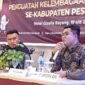 Anggota Komisi Pemilihan Umum (KPU) Kabupaten Pesisir Selatan Dede Desmana (kanan)