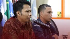 Anggota KPU Pessel Syafrijal Chan (kiri)