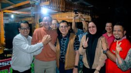 Bupati Pesisir Selatan periode 1995-2005 Darizal Basir bersama pasangan calon bupati dan wakil bupati Pessel nomor urut 2 Hendrajoni dan Risnaldi Ibrahim 