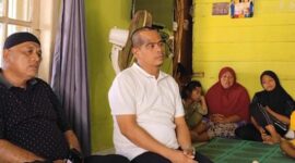 Risnaldi Ibrahim mengunjungi langsung rumah korban yang pergi melaut di Muaro Kandis, Kecamatan Linggo Sari Baganti, Senin (9/11/2024)