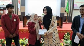 Lisda Hendrajoni saat menyerahkan Kartu Indonesia Pintar Kuliah (KIP-K) kepada mahasiswa penerima di Convention Hall Universitas Muhammadiyah Sumatera Barat, Selasa (7/1), sebagai wujud dukungan terhadap pendidikan tinggi bagi generasi muda Sumbar.