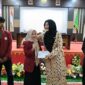 Lisda Hendrajoni saat menyerahkan Kartu Indonesia Pintar Kuliah (KIP-K) kepada mahasiswa penerima di Convention Hall Universitas Muhammadiyah Sumatera Barat, Selasa (7/1), sebagai wujud dukungan terhadap pendidikan tinggi bagi generasi muda Sumbar.