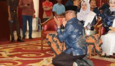 Risnaldi Ibrahim sujud syukur usai ditetapkan sebagai Wakil Bupati Pesisir Selatan terpilih periode 2025-2030 oleh KPU setempat 