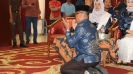 Risnaldi Ibrahim sujud syukur usai ditetapkan sebagai Wakil Bupati Pesisir Selatan terpilih periode 2025-2030 oleh KPU setempat 