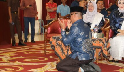 HJ-RI Ditetapkan Sebagai Paslon Terpilih, Risnaldi Lakukan Sujud Syukur