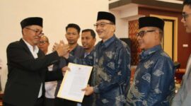 KPU Pesisir Selatan resmi menetapkan pasangan Hendrajoni-Risnaldi Ibrahim sebagai Bupati dan Wakil Bupati Pesisir Selatan terpilih periode 2025-2030 di Painan Convention Center, Kamis (9/1/2024)