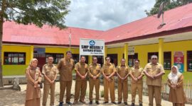 Wakil Bupati Pesisir Selatan Risnaldi Ibrahim foto bersama di SMPN 2 Bayang Utara 