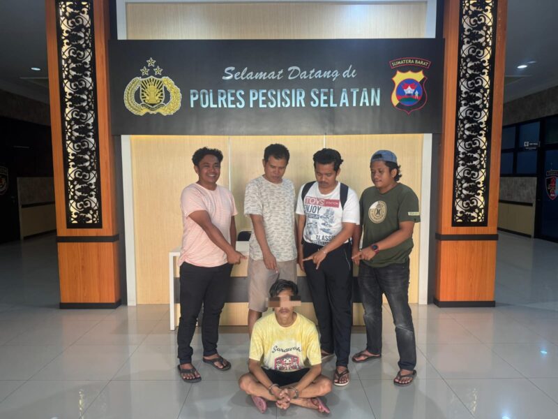 Seorang pemuda di Surantih berinisial ARA ditangkap Satresnarkoba Polres Pessel karena ketahuan menyimpan paket sabu di bawah atap seng rumahnya, Rabu (5/3/2025) dinihari.
