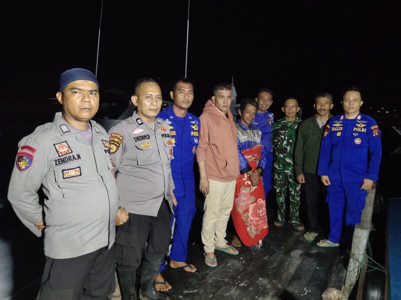 Seorang nelayan bernama Tasril (48) akhirnya ditemukan selamat setelah berjam-jam terapung di perairan Pulau Marak, Kecamatan Koto XI Tarusan, Pesisir Selatan.