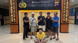 Seorang pria berinisial BF (28) saat diamankan oleh anggota Satresnarkoba Polres Pesisir Selatan usai tertangkap tangan membawa dua paket sabu dalam operasi penyamaran di Karang Sago, Kecamatan IV Jurai, Selasa malam (8/4/2025).
