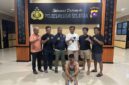 Petugas Satresnarkoba Polres Pesisir Selatan saat mengamankan pelaku berinisial MS (22) di Mapolres Pessel, setelah penangkapan yang dilakukan di Rawang Painan, Jumat (25/4/2025).