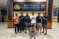 Petugas Satresnarkoba Polres Pesisir Selatan saat mengamankan pelaku berinisial MS (22) di Mapolres Pessel, setelah penangkapan yang dilakukan di Rawang Painan, Jumat (25/4/2025).