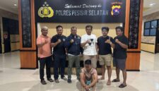 Petugas Satresnarkoba Polres Pesisir Selatan saat mengamankan pelaku berinisial MS (22) di Mapolres Pessel, setelah penangkapan yang dilakukan di Rawang Painan, Jumat (25/4/2025).