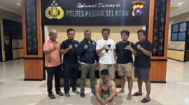 Petugas Satresnarkoba Polres Pesisir Selatan saat mengamankan pelaku berinisial MS (22) di Mapolres Pessel, setelah penangkapan yang dilakukan di Rawang Painan, Jumat (25/4/2025).