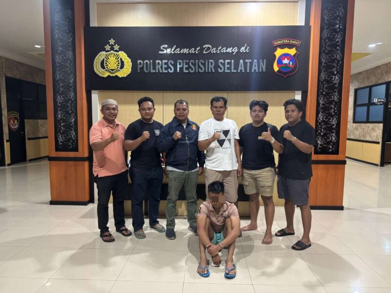 Petugas Satresnarkoba Polres Pesisir Selatan saat mengamankan pelaku berinisial MS (22) di Mapolres Pessel, setelah penangkapan yang dilakukan di Rawang Painan, Jumat (25/4/2025).