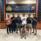 Petugas Satresnarkoba Polres Pesisir Selatan saat mengamankan pelaku berinisial MS (22) di Mapolres Pessel, setelah penangkapan yang dilakukan di Rawang Painan, Jumat (25/4/2025).