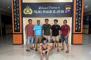 Seorang karyawan honorer saat diamankan oleh petugas kepolisian di Mapolres Pesisir Selatan setelah kedapatan membawa narkoba jenis sabu di Painan pada Sabtu (26/4/2025).