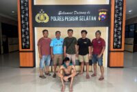 Seorang karyawan honorer saat diamankan oleh petugas kepolisian di Mapolres Pesisir Selatan setelah kedapatan membawa narkoba jenis sabu di Painan pada Sabtu (26/4/2025).