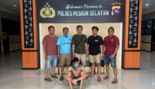 Seorang karyawan honorer saat diamankan oleh petugas kepolisian di Mapolres Pesisir Selatan setelah kedapatan membawa narkoba jenis sabu di Painan pada Sabtu (26/4/2025).
