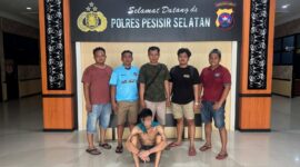 Seorang karyawan honorer saat diamankan oleh petugas kepolisian di Mapolres Pesisir Selatan setelah kedapatan membawa narkoba jenis sabu di Painan pada Sabtu (26/4/2025).