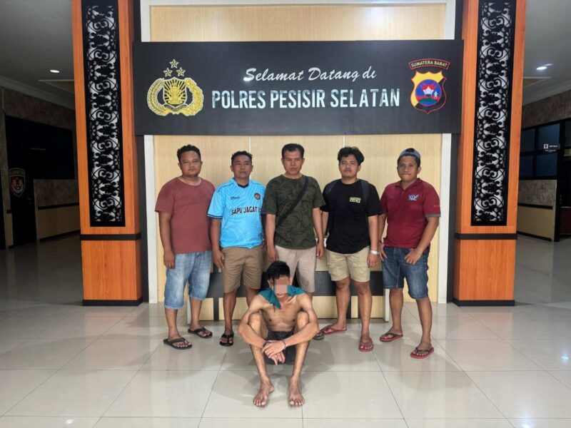 Seorang karyawan honorer saat diamankan oleh petugas kepolisian di Mapolres Pesisir Selatan setelah kedapatan membawa narkoba jenis sabu di Painan pada Sabtu (26/4/2025).