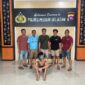Seorang karyawan honorer saat diamankan oleh petugas kepolisian di Mapolres Pesisir Selatan setelah kedapatan membawa narkoba jenis sabu di Painan pada Sabtu (26/4/2025).
