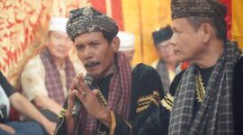 Salah satu prosesi dalam upacara adat melewakan datuak di Minangkabau. Foto: Prokopim Setda Tanah Datar