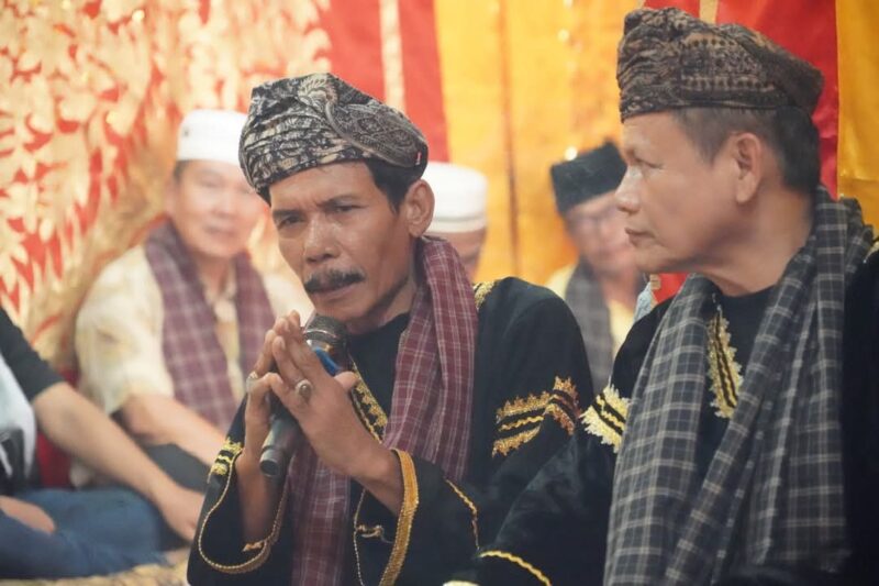 Salah satu prosesi dalam upacara adat melewakan datuak di Minangkabau. Foto: Prokopim Setda Tanah Datar