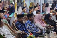 Wakil Bupati Pesisir Selatan Risnaldi Ibrahim dan istri saat menghadiri Festival Qasidah Rabana di Sungai Liku, Kecamatan Ranah Pesisir, Rabu (02/04/2025)