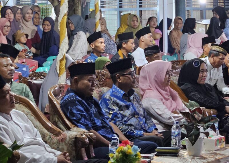 Wakil Bupati Pesisir Selatan Risnaldi Ibrahim dan istri saat menghadiri Festival Qasidah Rabana di Sungai Liku, Kecamatan Ranah Pesisir, Rabu (02/04/2025)