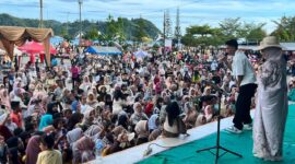 Ribuan wisatawan terlihat memadati Kawasan Wisata Carocok Painan selama libur lebaran 2025