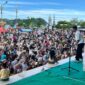 Ribuan wisatawan terlihat memadati Kawasan Wisata Carocok Painan selama libur lebaran 2025
