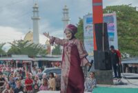 Lisda Hendrajoni mengenakan busana Batik Lumpo karya anak SMK Negeri 1 Ranah Pesisir di panggung utama Semarak Idul Fitri di Kawasan Wisata Carocok Painan 