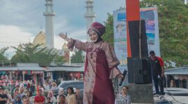 Lisda Hendrajoni mengenakan busana Batik Lumpo karya anak SMK Negeri 1 Ranah Pesisir di panggung utama Semarak Idul Fitri di Kawasan Wisata Carocok Painan 