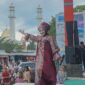 Lisda Hendrajoni mengenakan busana Batik Lumpo karya anak SMK Negeri 1 Ranah Pesisir di panggung utama Semarak Idul Fitri di Kawasan Wisata Carocok Painan 