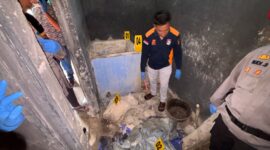 Petugas kepolisian melakukan olah TKP di lokasi penemuan kerangka manusia yang tertimbun dalam bak mandi berlapis semen di Bukit Ransam, Painan Selatan.
