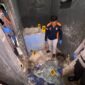 Petugas kepolisian melakukan olah TKP di lokasi penemuan kerangka manusia yang tertimbun dalam bak mandi berlapis semen di Bukit Ransam, Painan Selatan.
