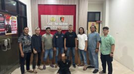 Personil Satreskrim Polres Pesisir Selatan saat mengamankan tersangka kasus pembunuhan sadis terhadap warga Sutera di Bukit Ransam pada Minggu (6/4/2025) dini hari.
