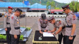Kapolres Pesisir Selatan saat memimpin upacara serah terima jabatan sejumlah di depan Mapolres setempat pada Selasa (08/04/2025) pagi.