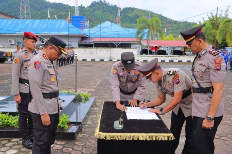 Kapolres Pesisir Selatan saat memimpin upacara serah terima jabatan sejumlah di depan Mapolres setempat pada Selasa (08/04/2025) pagi.
