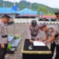 Kapolres Pesisir Selatan saat memimpin upacara serah terima jabatan sejumlah di depan Mapolres setempat pada Selasa (08/04/2025) pagi.