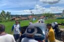 Polsek Linggo Sari Baganti dan warga memeriksa mobil terduga pelaku pencurian ternak yang rusak di Kampung Lagan Kaciak Mudiak, Pessel, Rabu (9/4/2025).